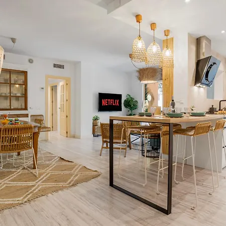 Beautiful With Pool & Parking *